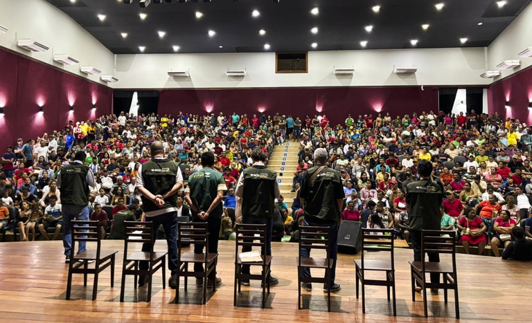 No palco do Teatro dos Náuas, em Cruzeiro do Sul, servidores do Incra alinham-se diante de centenas de famílias assentadas do Vale do Juruá. O mutirão marca a retomada histórica da reforma agrária na região, com o anúncio de R$ 7,7 milhões em créditos e a entrega de títulos definitivos para mais de 900 famílias | Foto: Incra/AC