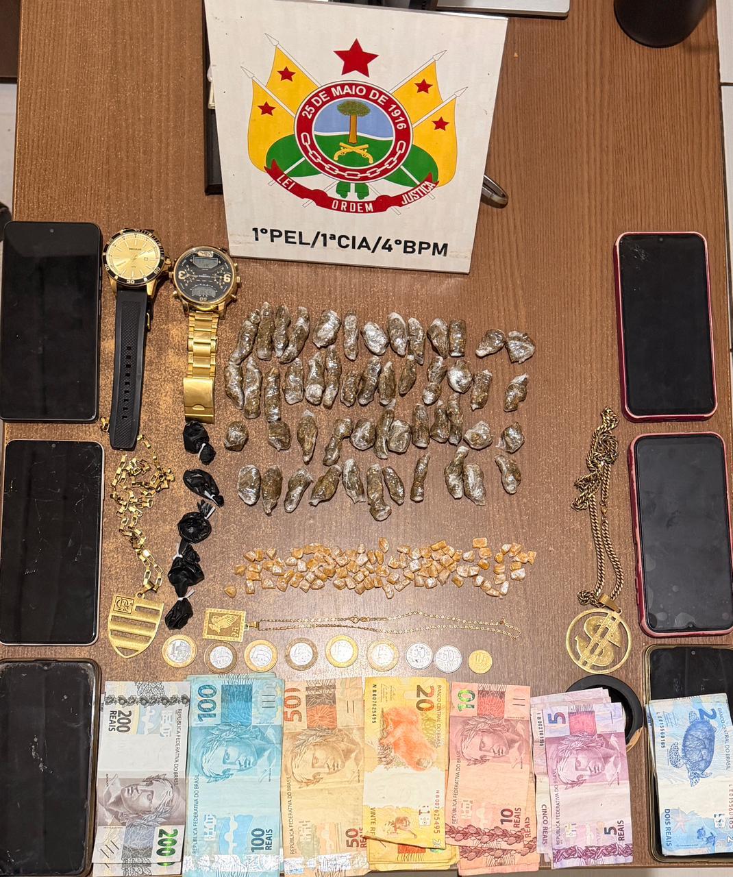 Nas buscas no imóvel, os policiais encontraram, dentro de um guarda-roupa, seis aparelhos celulares, dois relógios e três cordões