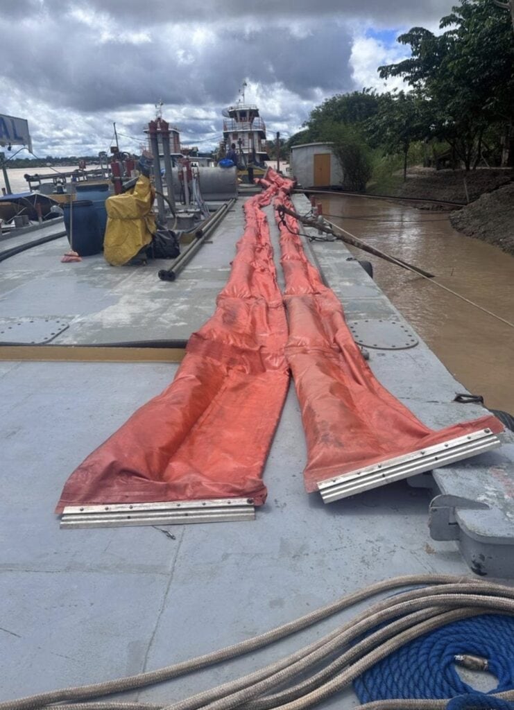 Foram montadas barreiras de contenção para tentar evitar que o óleo se espalhasse pelo rio. Foto: Defesa Civil Estadual