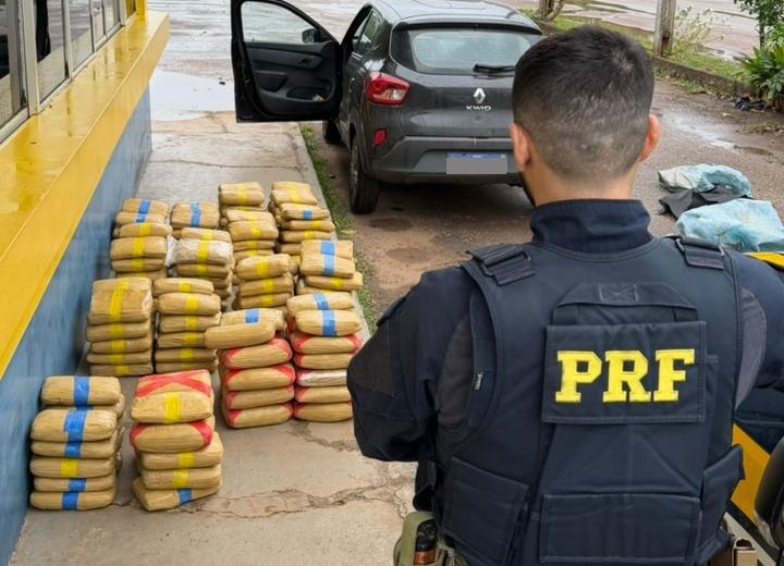 Ao vistoriarem o interior do automóvel, os policiais encontraram 165 tabletes da droga espalhados pelo banco traseiro e porta-malas