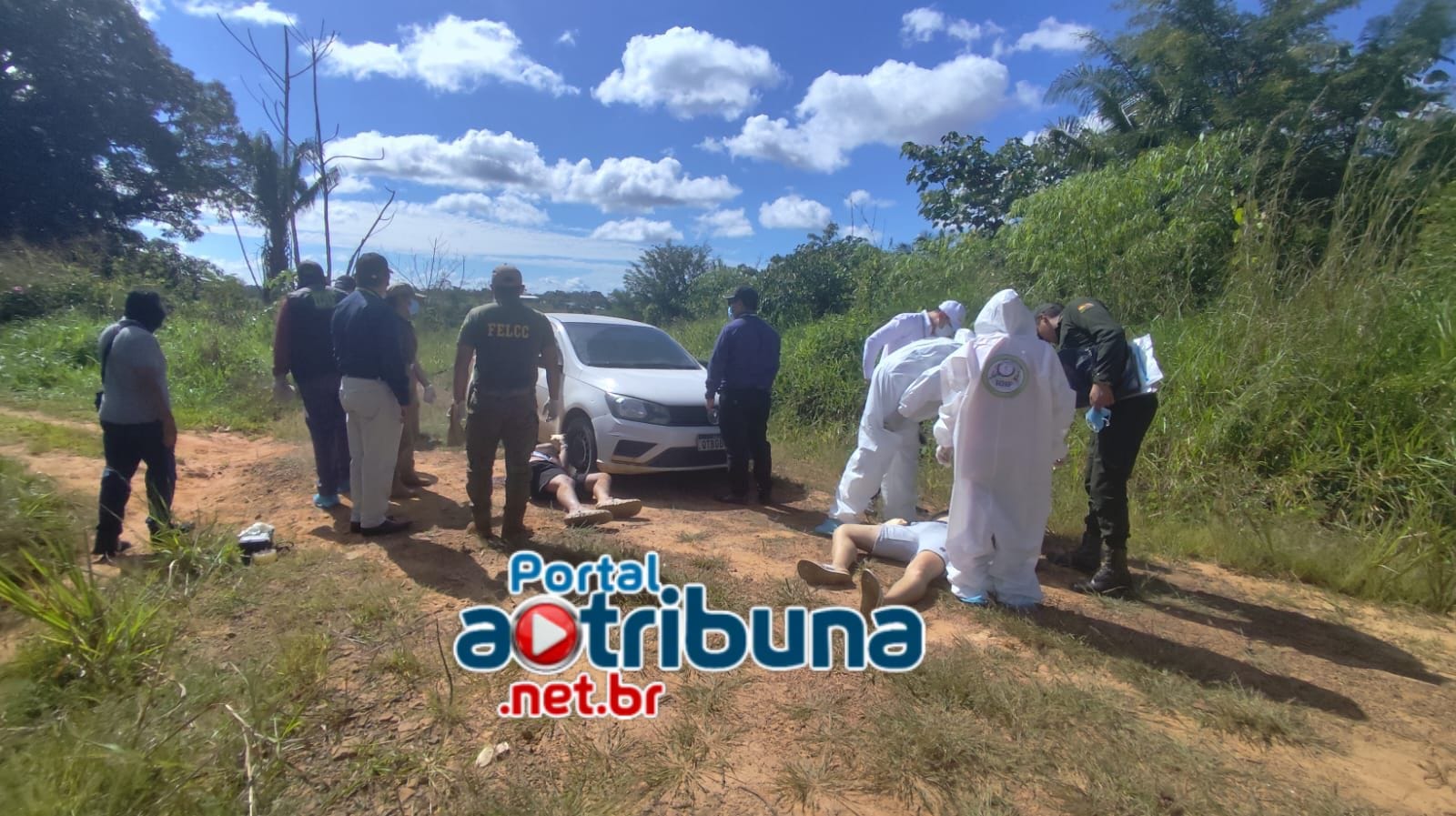 Os corpos foram encontrados fora de um automóvel com marcas de tiros