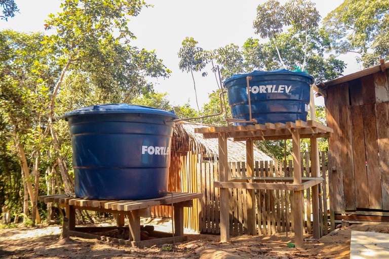 As soluções adotadas priorizam tecnologias sociais, que são métodos simples e eficientes para captar água da chuva ou construir pequenos sistemas comunitários
