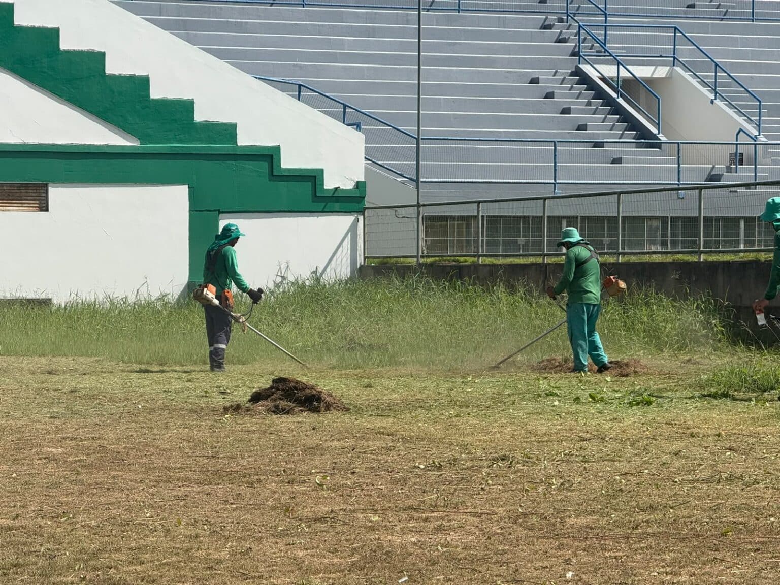 Serviços de limpeza e manutenção preparam espaço para eventos agropecuários no Vale do Juruá. Foto: Ascom/Deracre