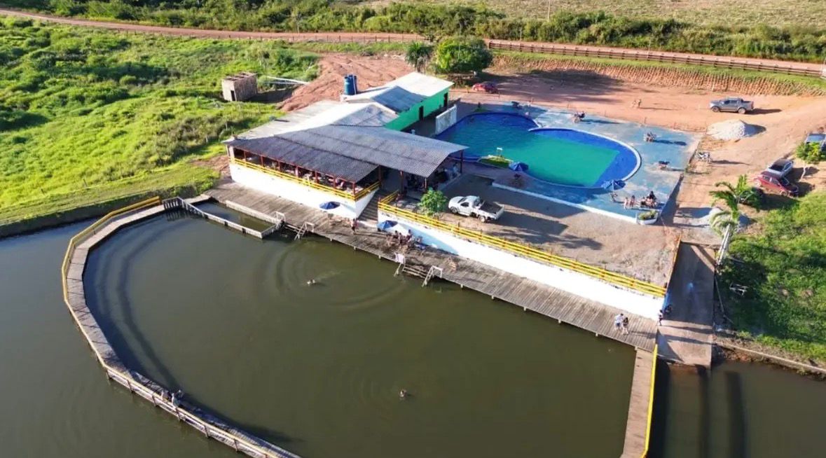 O acesso é pelo ramal ao lado do posto na entrada da cidade, pela Estrada do Agricultor