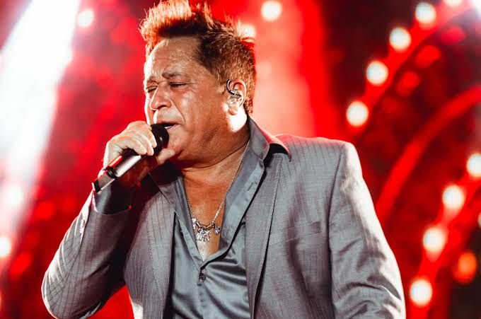 Conhecido por canções como Pense em Mim, Talismã e Não Aprendi Dizer Adeus, Leonardo acumula décadas de carreira e é um dos nomes mais populares da música sertaneja brasileira
