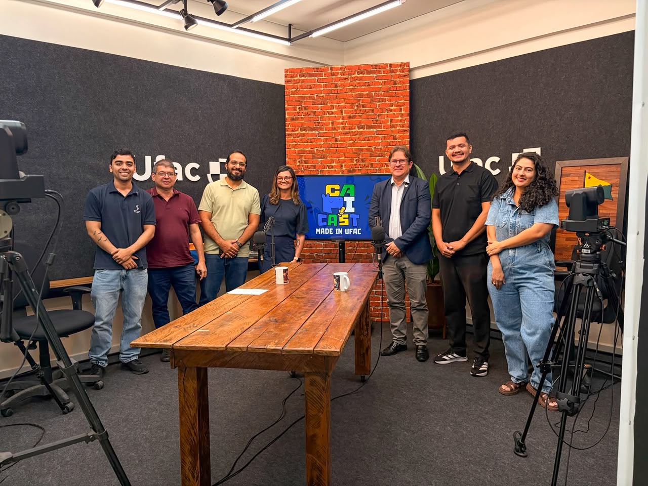 Bastidores da gravação no estúdio da UfacTV: equipe de transmissão e o novo reitor, que usou o espaço para apresentar as primeiras medidas de austeridade orçamentária e melhorias nos serviços estudantis | Foto: CapiCast/Ufac