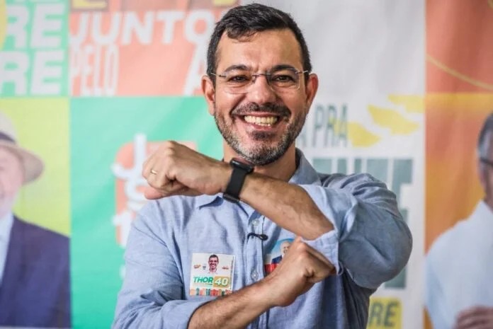 Pela manhã, o candidato participa de um café da manhã no Mercado do Bosque, onde também fará uma visita ao local ao lado da candidata a vice-governadora, Socorro Rodrigues