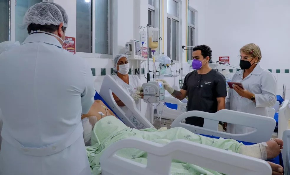 A grande maioria das vítimas é de idosos com histórico de comorbidades, devido à baixa cobertura vacinal contra a Covid-19