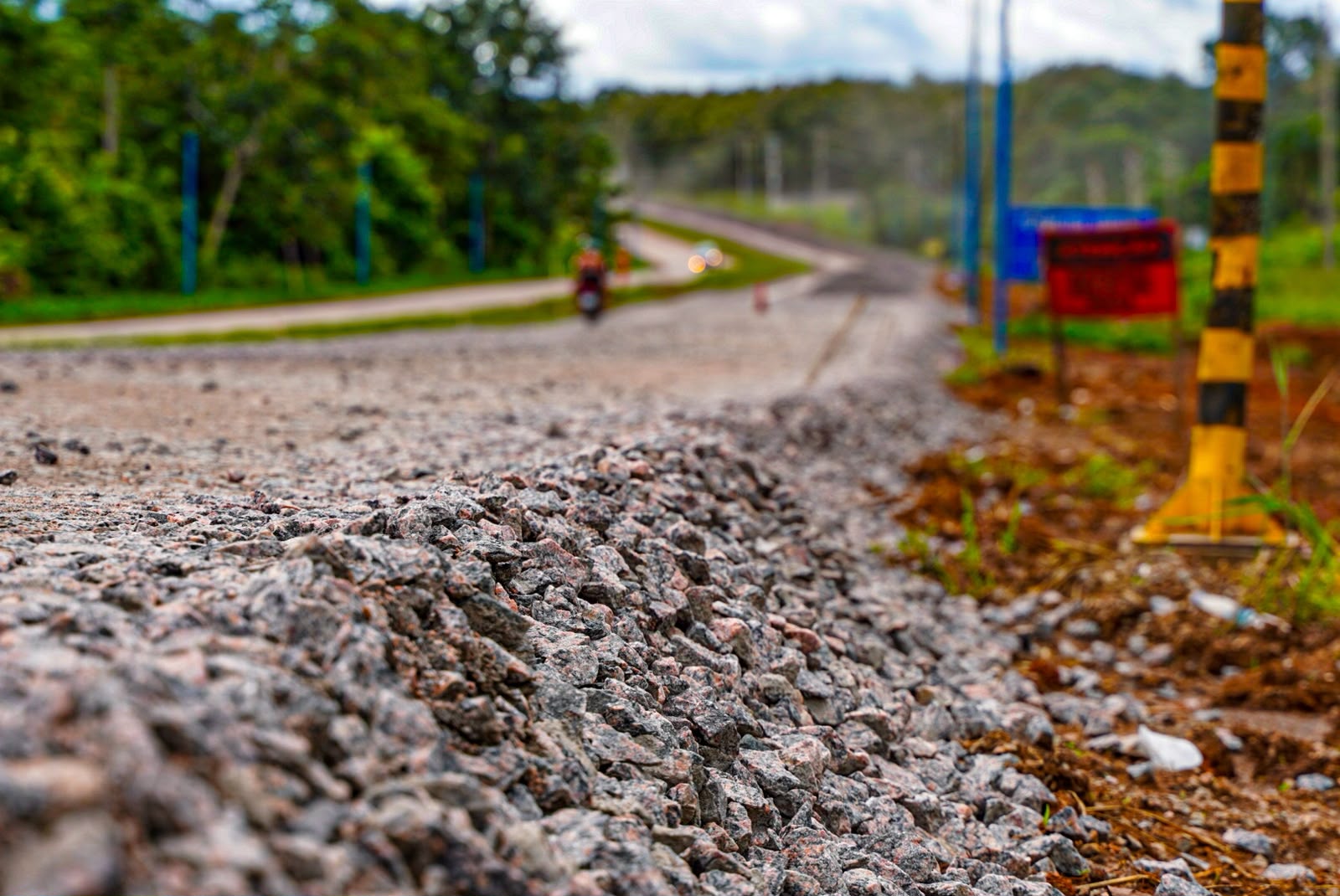 A reconstrução será executada com macadame hidráulico, solução adotada pelo DNIT para a reconstrução a partir dos estudos realizados sobre as condições do pavimento, do solo e do clima da região