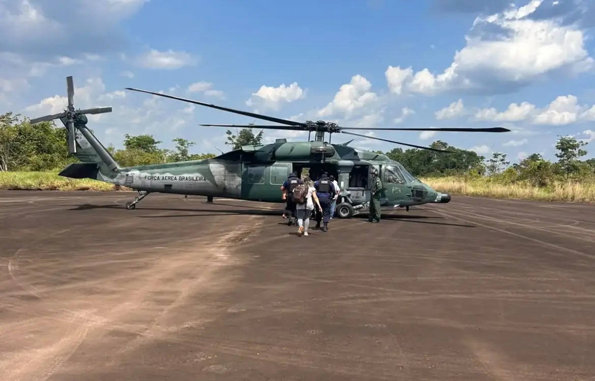 A partir do Aeródromo de Assis Brasil, helicópteros da FAB transportaram três urnas para comunidades da Terra Indígena Mamoadate, entre Assis Brasil e Sena Madureira