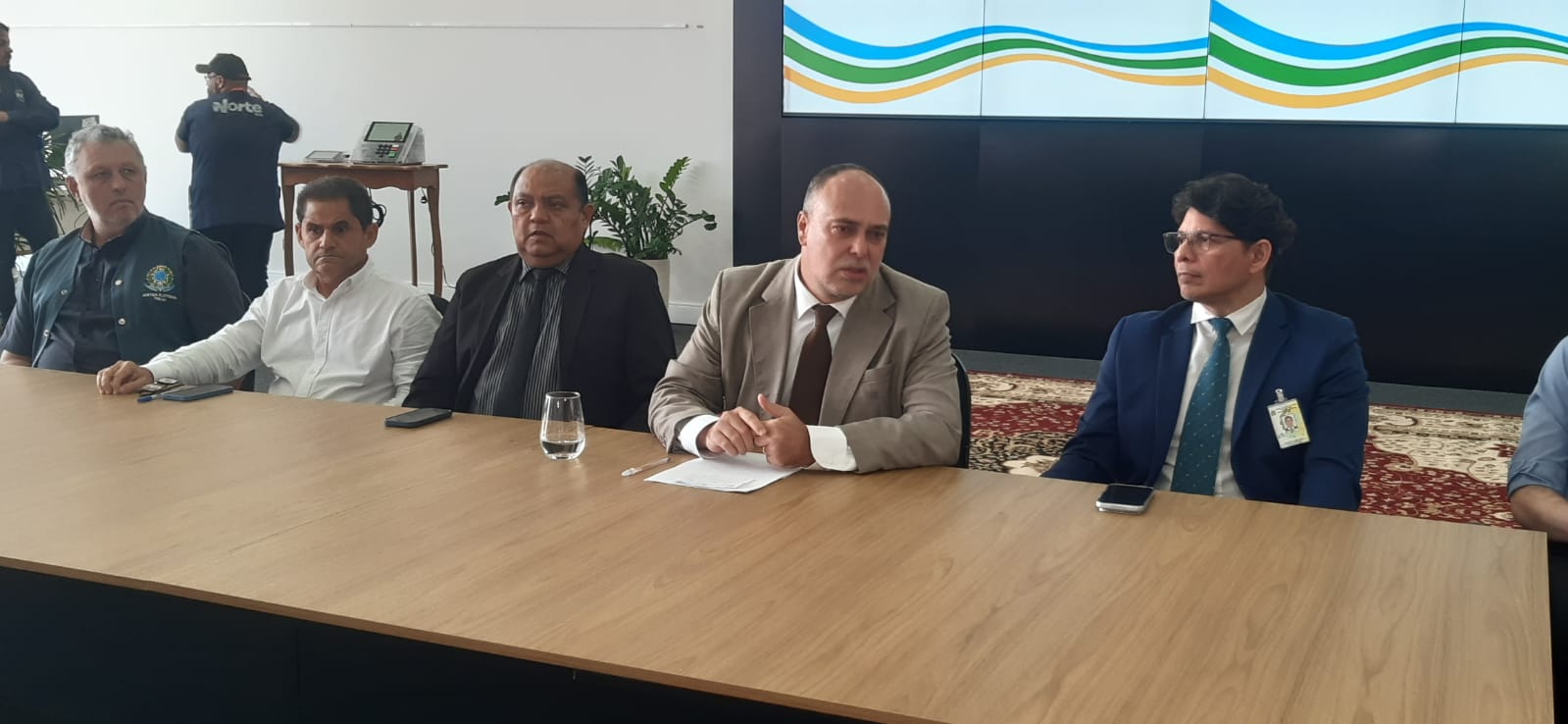 O presidente do TRE-AC, desembargador Lois Arruda, orientou os eleitores a levarem a “cola” com os números dos candidatos, já que serão necessários seis votos na urna eletrônica