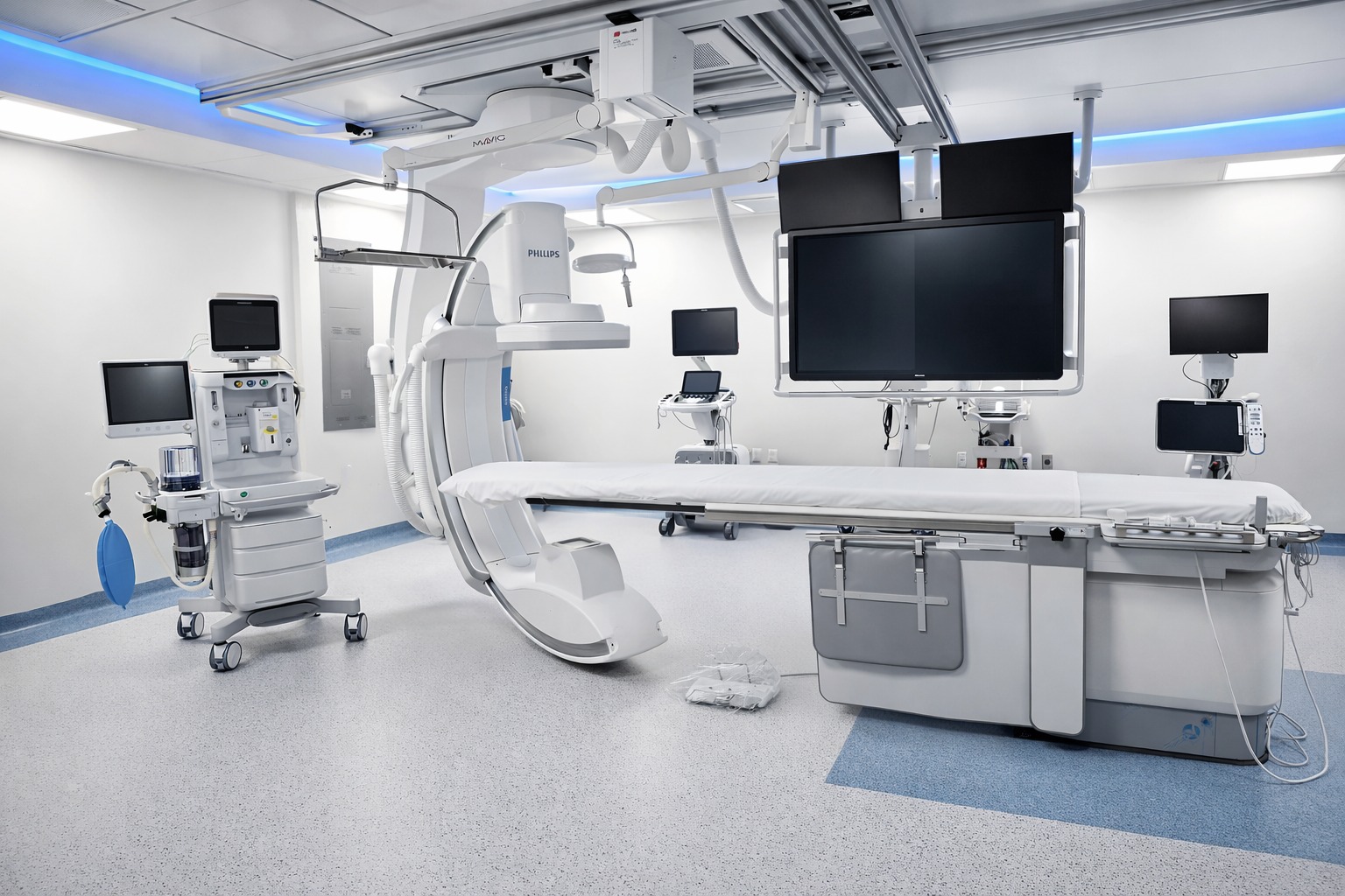 Médicos realizando procedimiento de hemodinamia