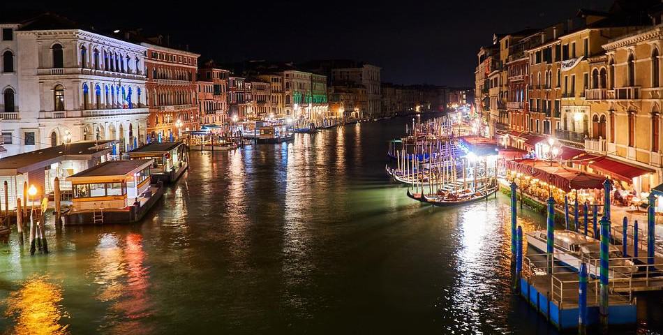 Venice at night - gondola ride, walking tour, concert and music