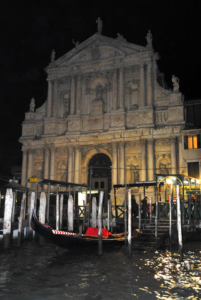 Italy-1370 - San Moise at night - time to leave.