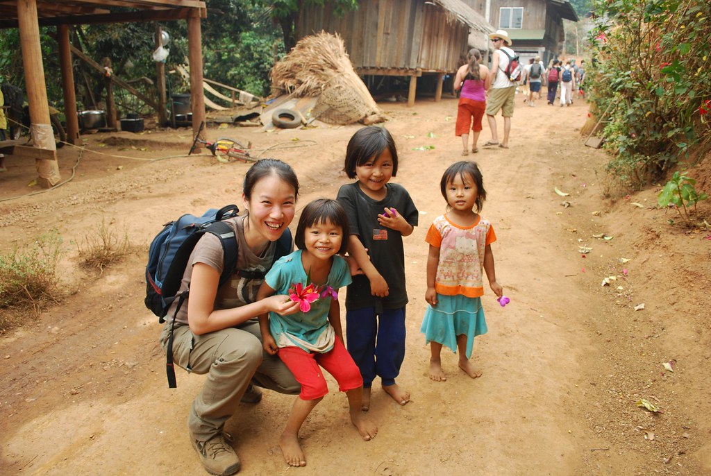 라후족 소녀들의 꽃 선물