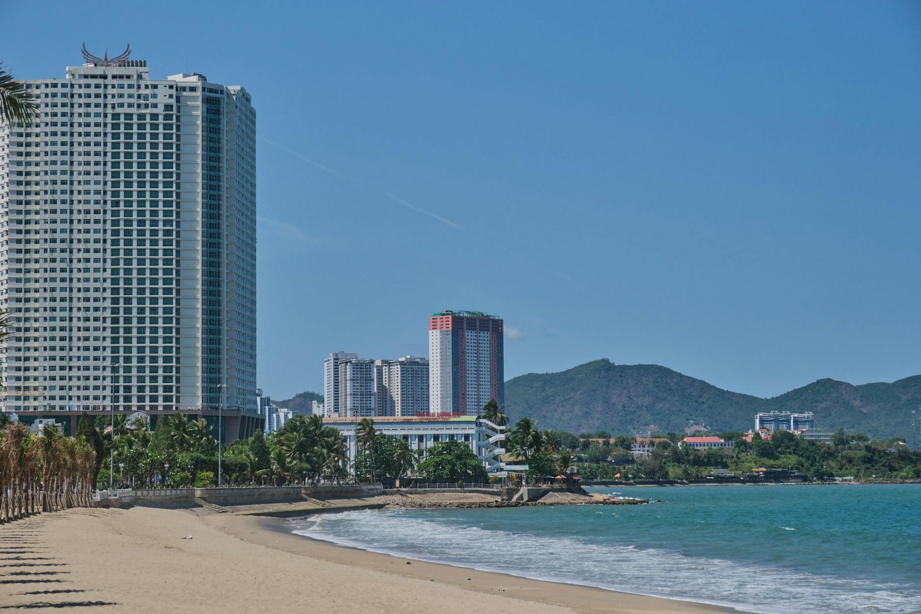 나트랑 해변의 고급 호텔과 바다
