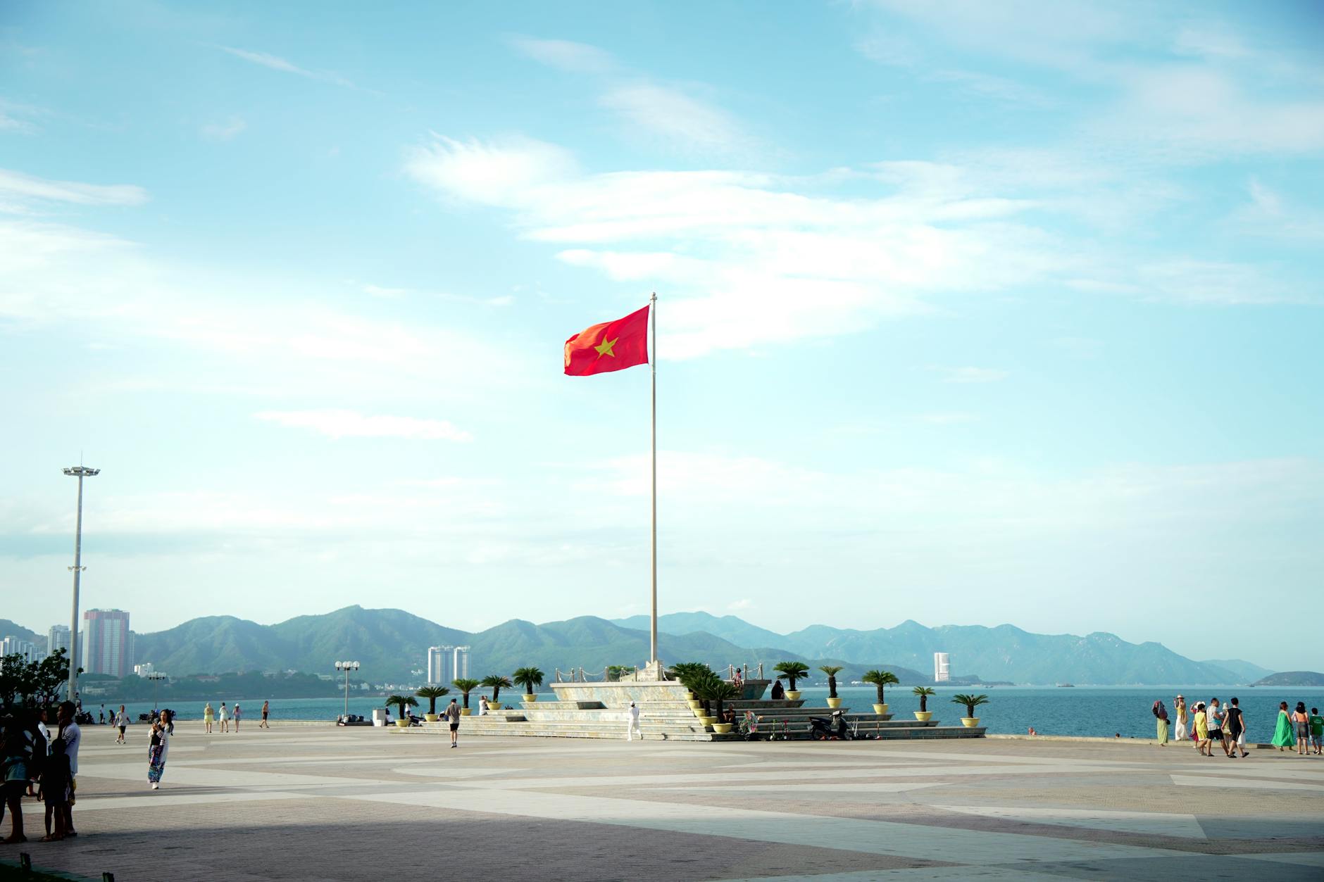 나트랑 해변의 베트남 국기