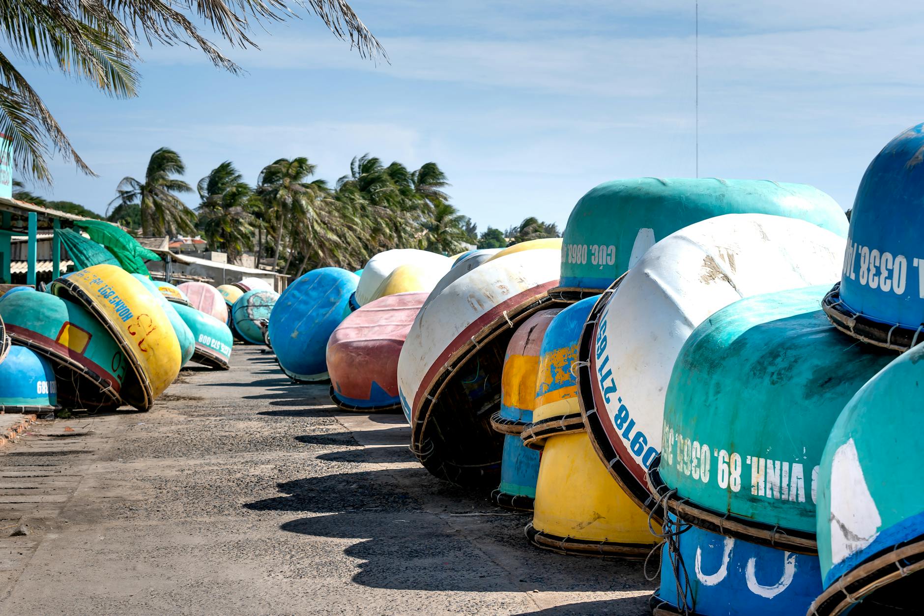 열대 해변의 알록달록 둥근 배