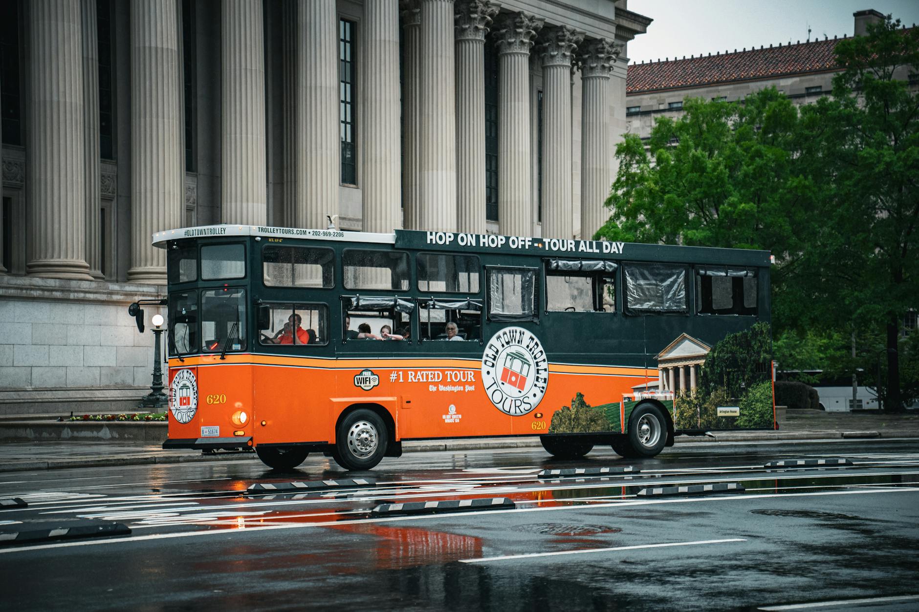 워싱턴 역사 건물 앞 투어 버스