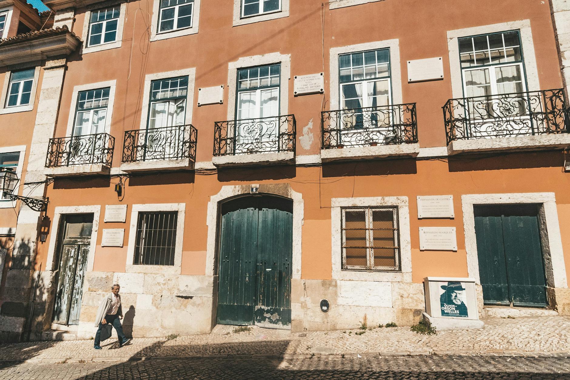 리스본 골목의 역사적 건물 발코니