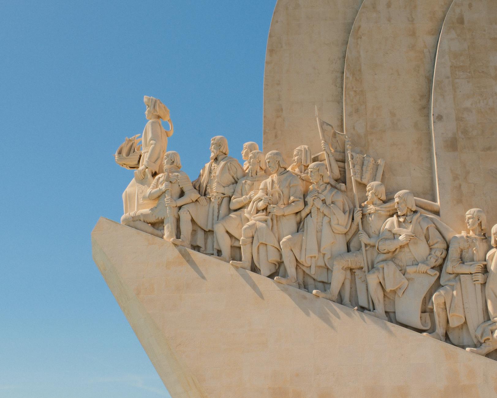 맑은 하늘 아래 발견기념비