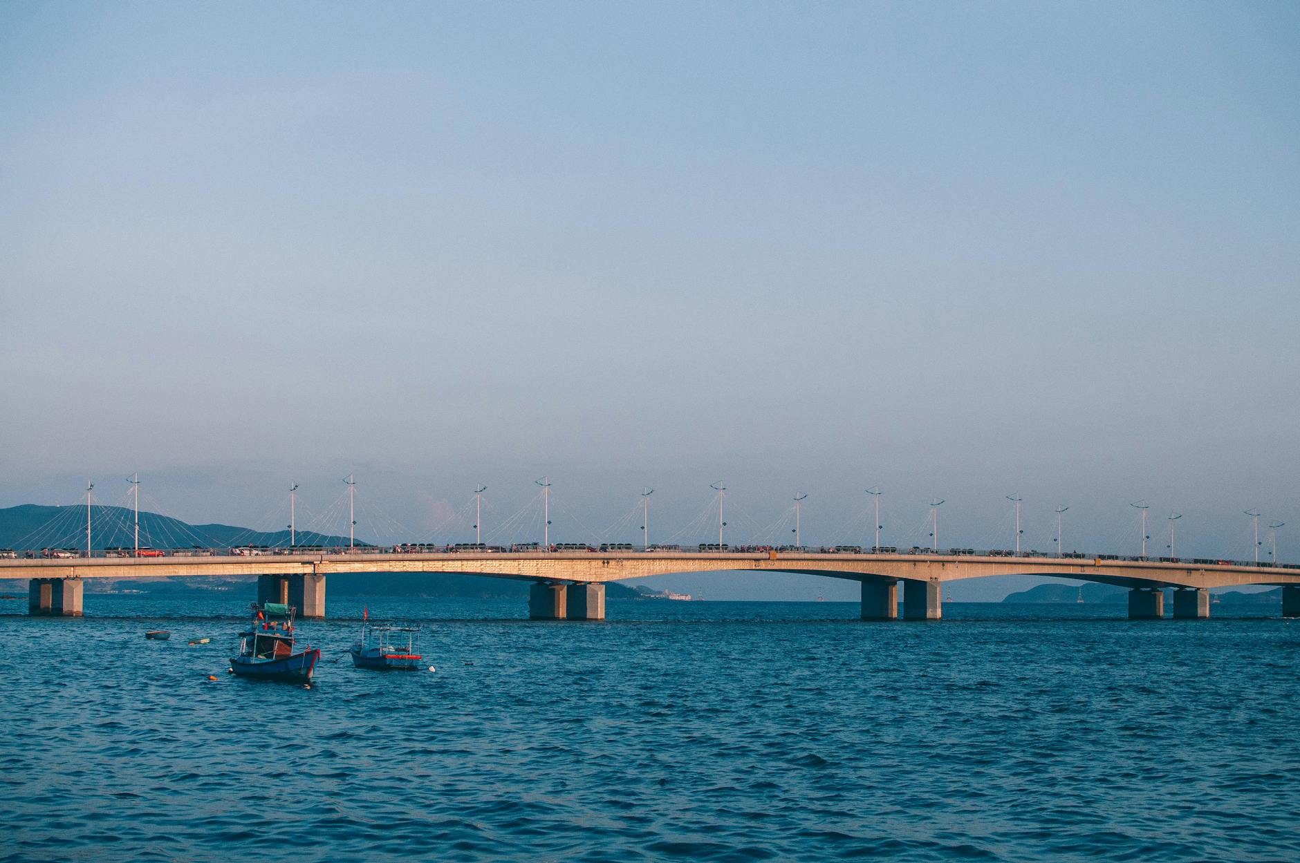 나트랑 티나이 다리의 평화로운 풍경