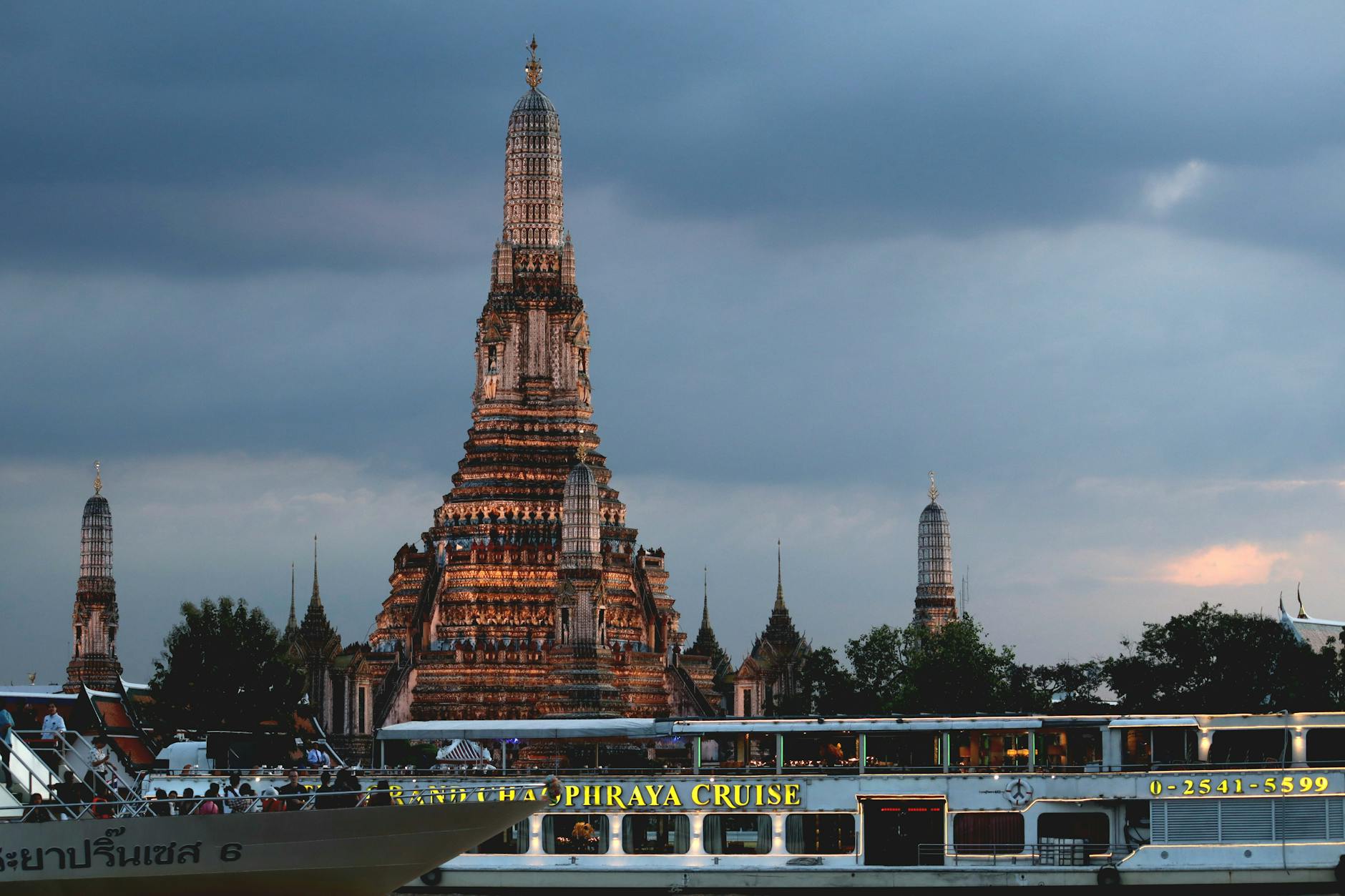 왓 아룬과 크루즈 일몰