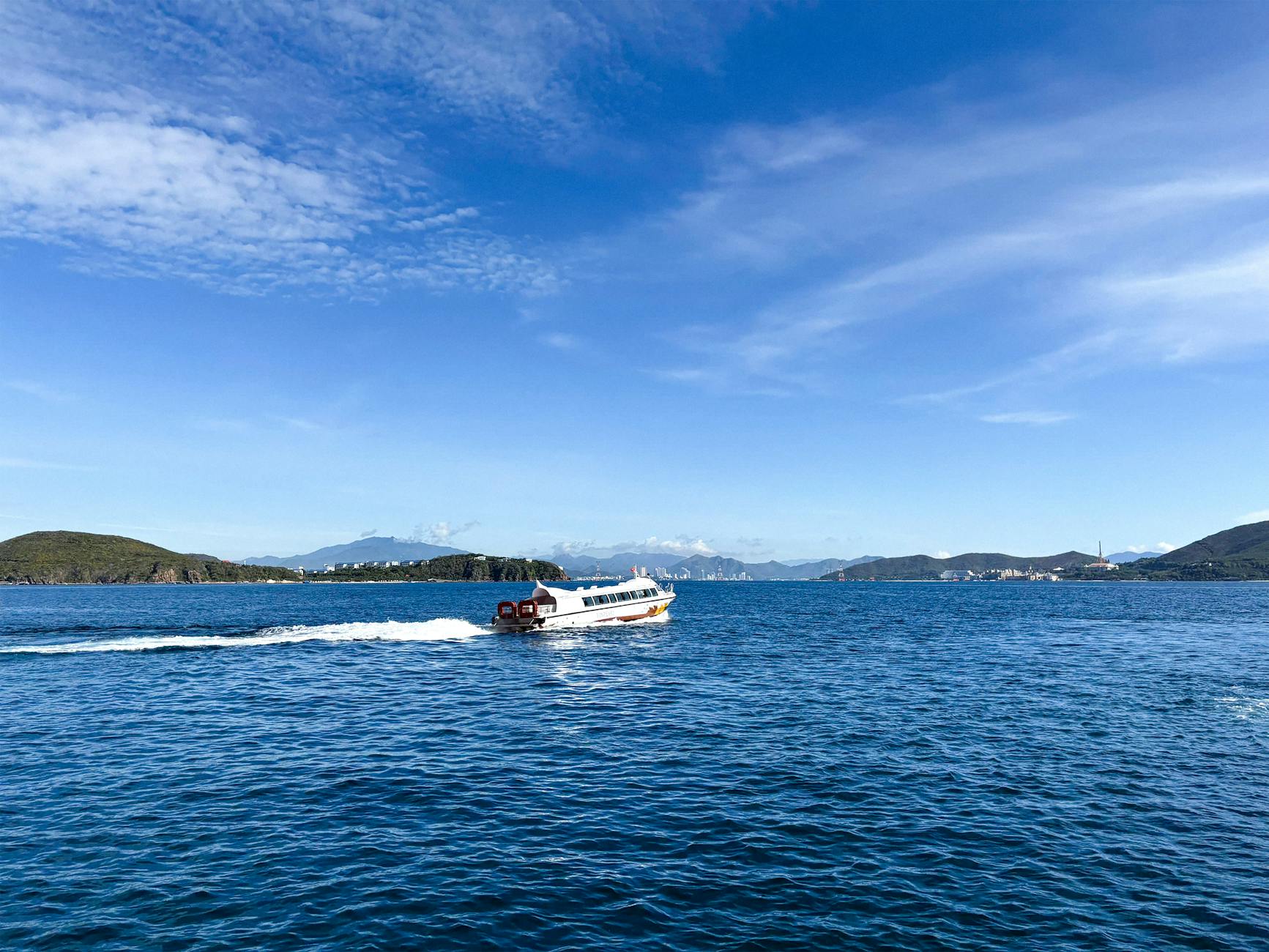 나트랑 푸른 바다 위 스피드보트