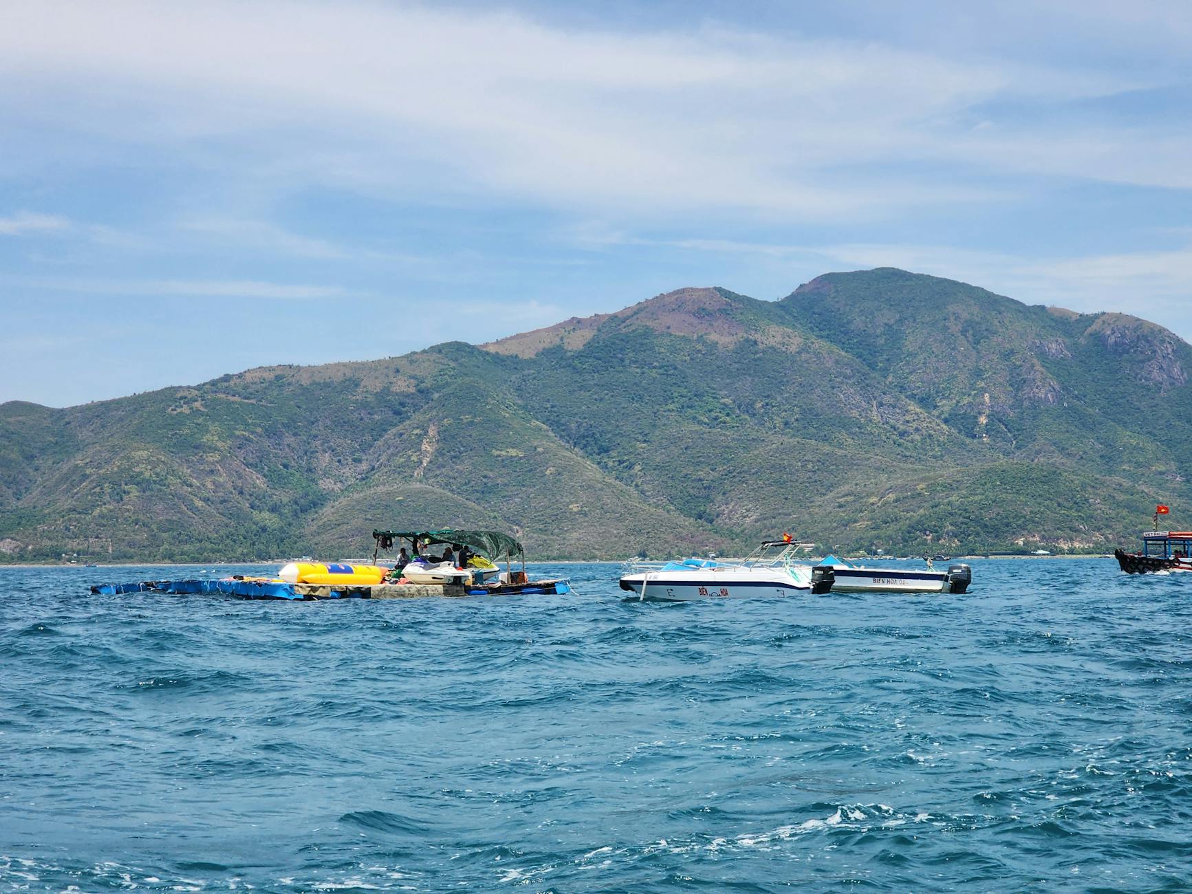 나트랑 베이의 푸른 바다, 배, 산