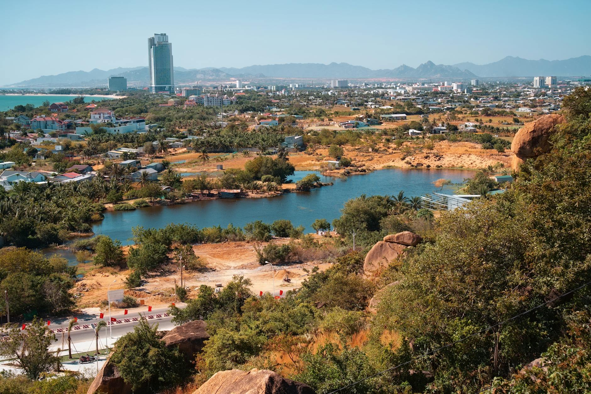 호수와 산이 어우러진 도시