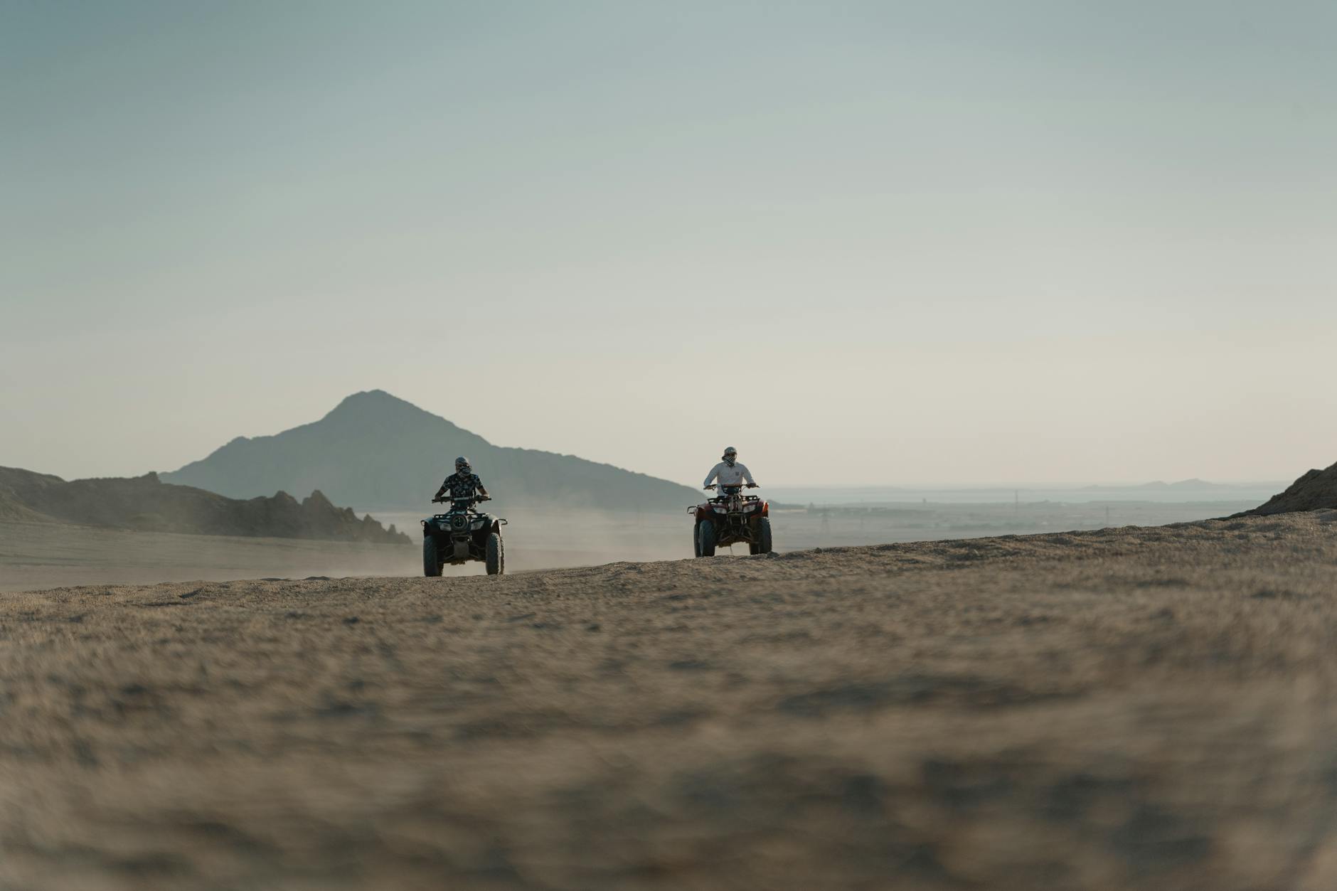 두 명의 ATV 오프로드 질주.