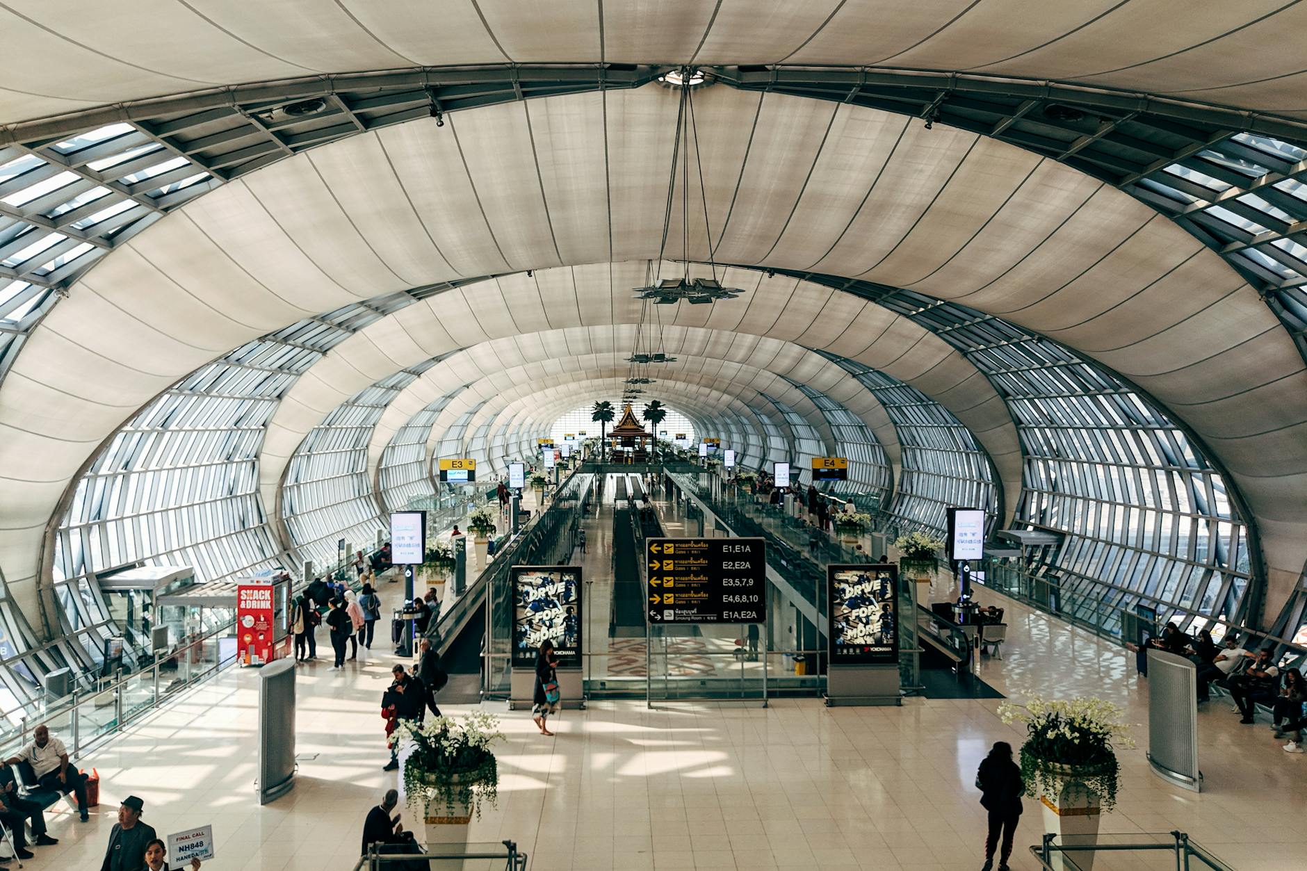 북적이는 방콕 수완나품 공항