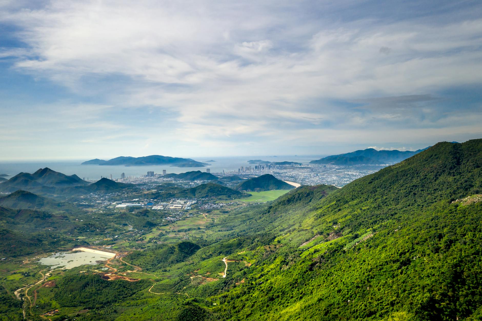 산과 해안의 절경 도시