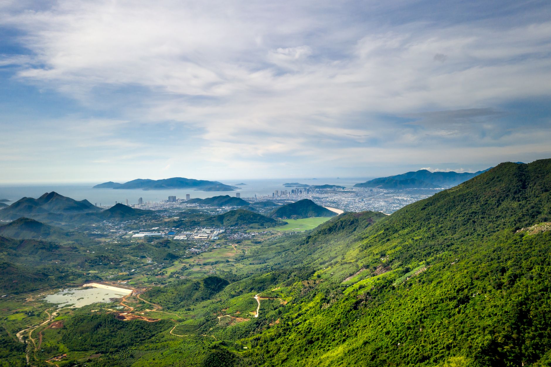 산과 바다를 낀 도시 풍경