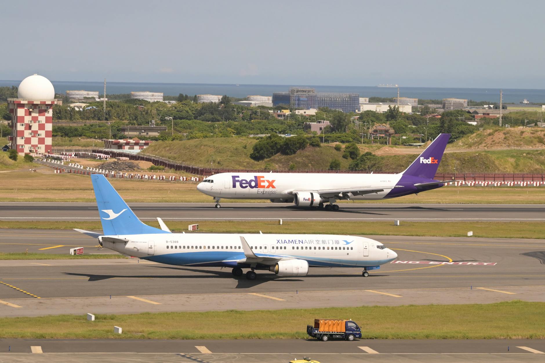 타오위안 공항 활주로 항공기