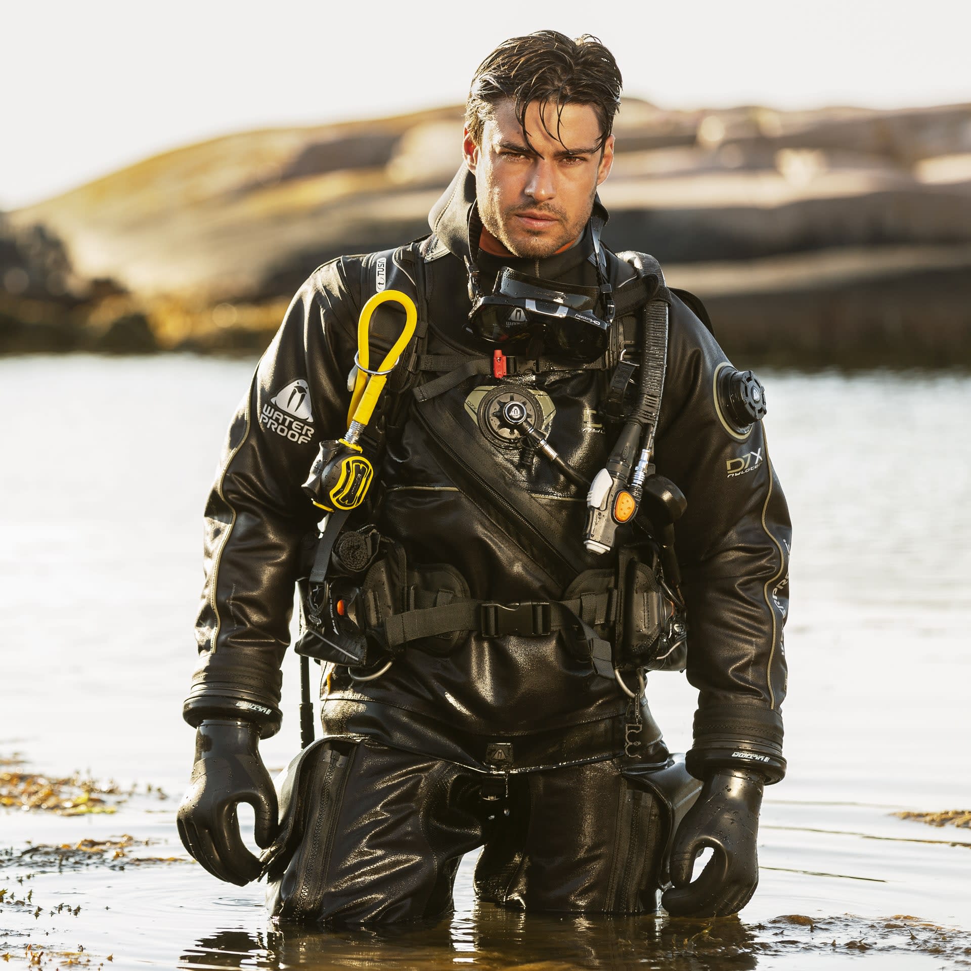 A professional diver wearing full diving gear supplied by Safenor, representing high-quality equipment for professional and rescue operations.