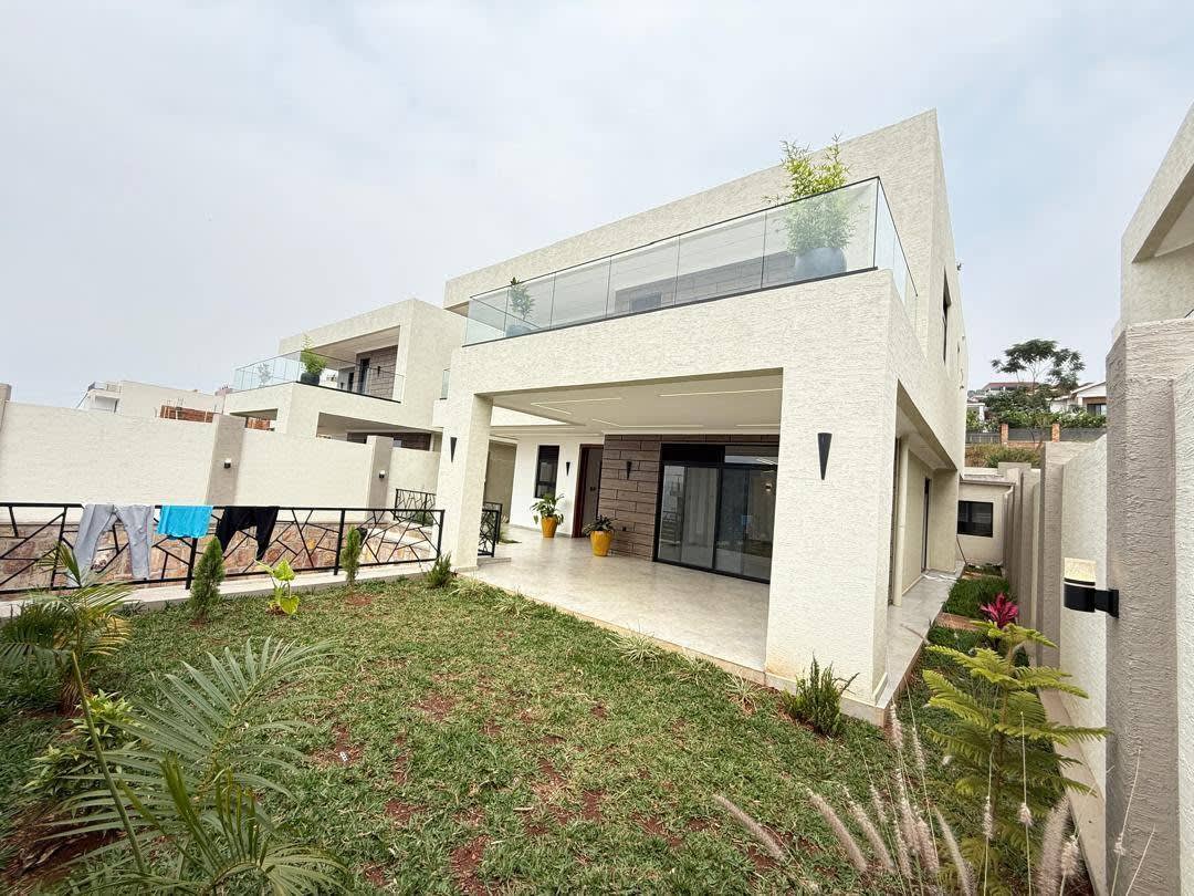 4 Bedroom House for Sale with Hill Views And Private Garden in Rebero
