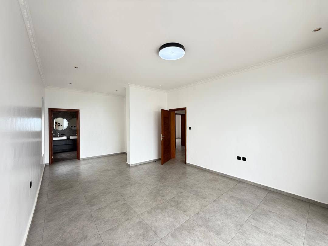 4 Bedroom House for Sale with Hill Views And Private Garden in Rebero