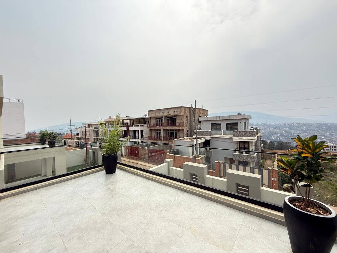 4 Bedroom House for Sale with Hill Views And Private Garden in Rebero