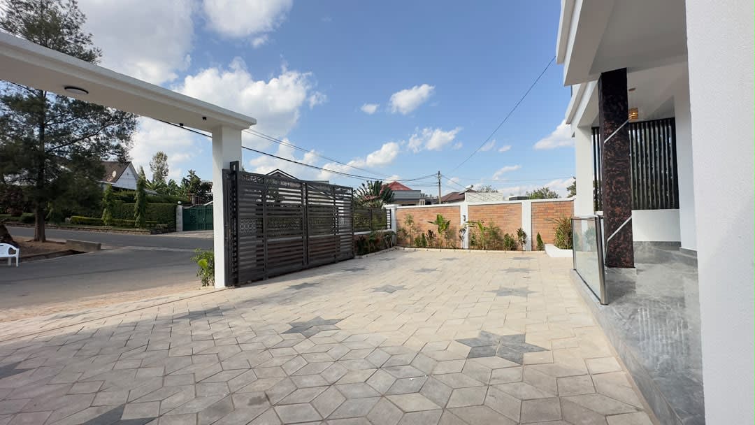 7 Bedroom House for Sale in Kibagabaga with 6 Bathrooms