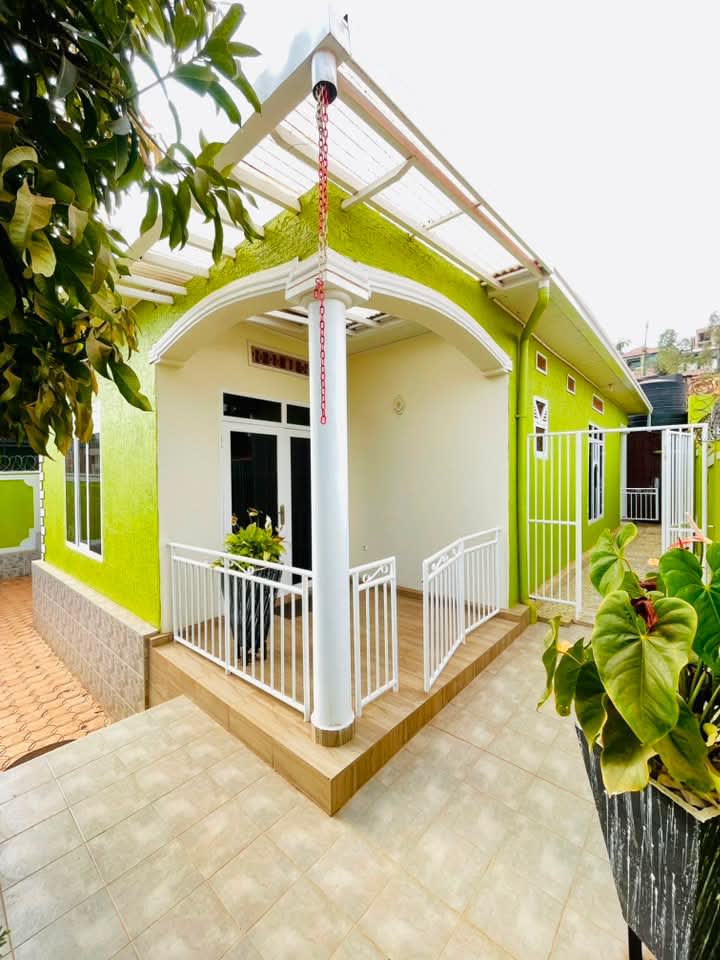 4 Bedroom House for Rent in Rebero, Near Tarmac Road