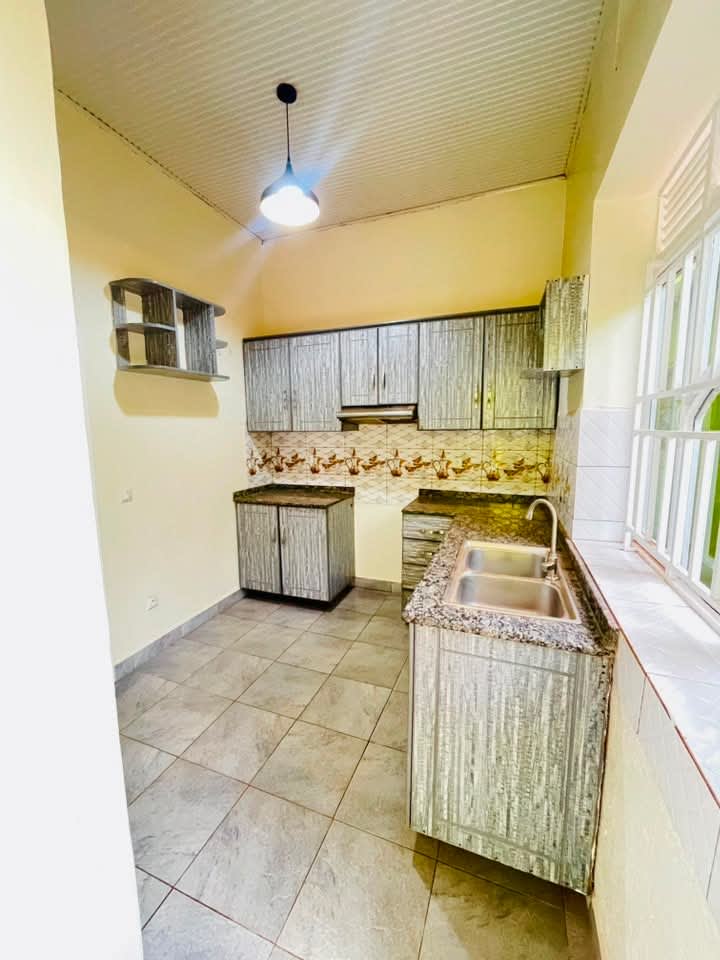 4 Bedroom House for Rent in Rebero, Near Tarmac Road