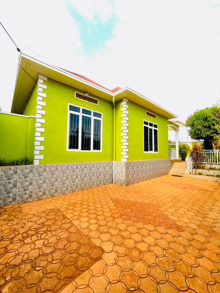 4 Bedroom House for Rent in Rebero, Near Tarmac Road