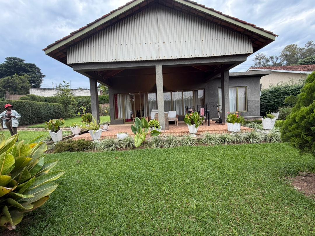  H002 MODERN RENOVATED HOUSE FOR SALE – KIBAGABAGA (ON TARMAC ROAD)