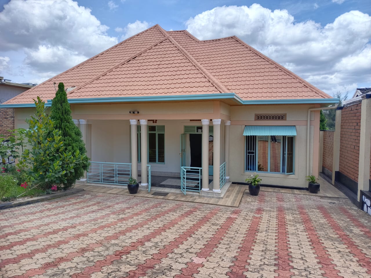 H070  FULLY FURNISHED LUXURY HOUSE FOR RENT – KIBAGABAGA (Near Green Hills Academy)