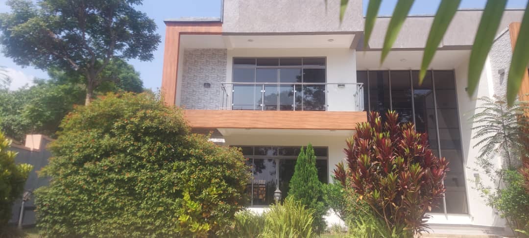 H083 🌿 Luxury Villa for Rent in Kiyovu – $2,500/month