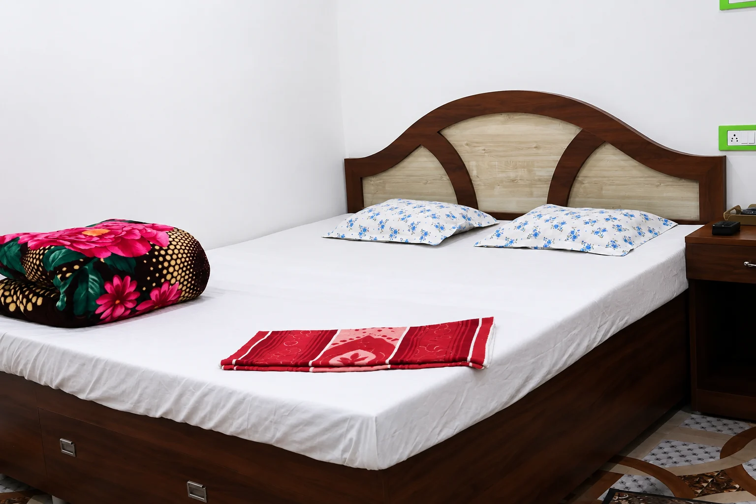 Deluxe Room (Non-AC)