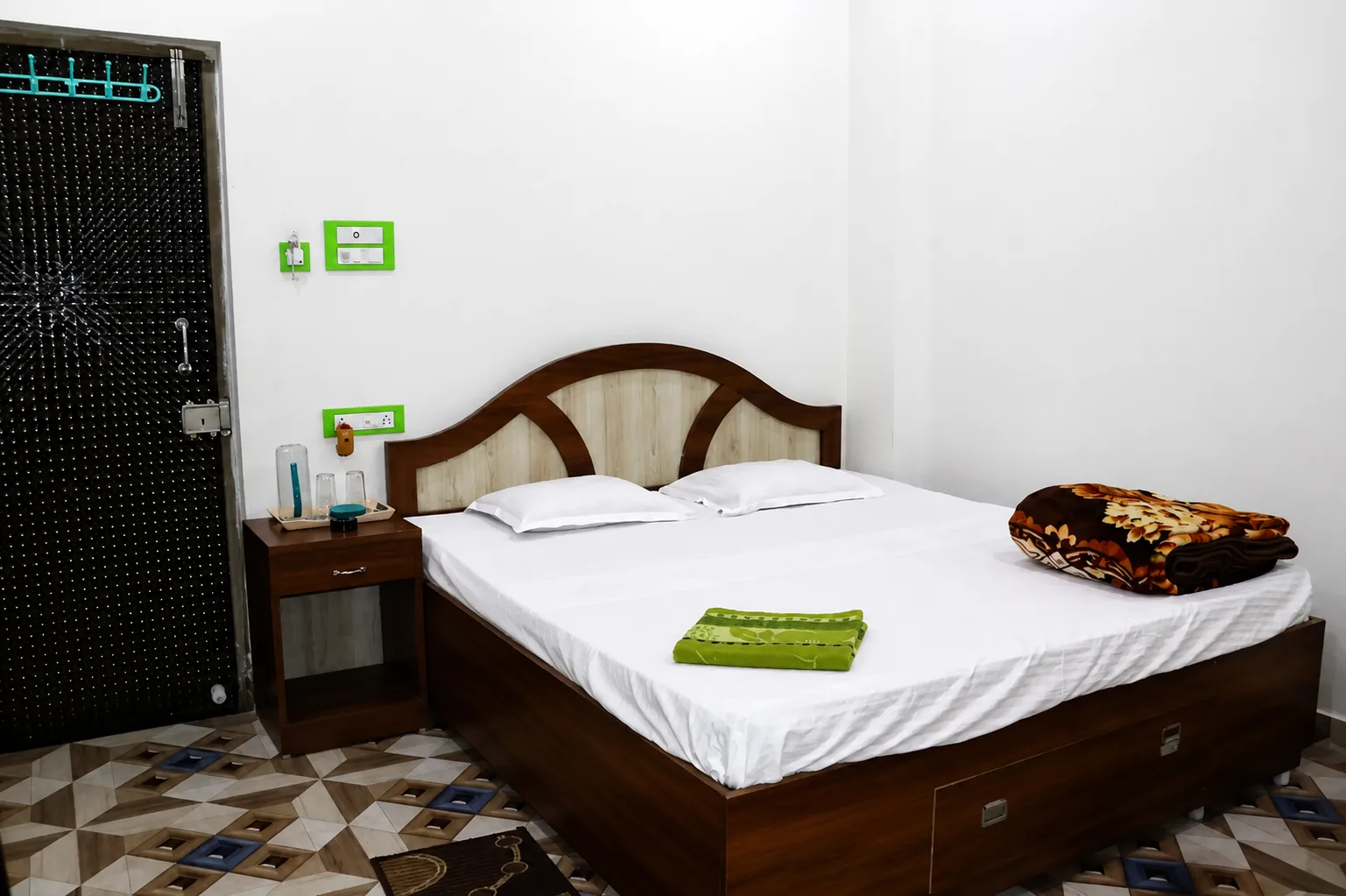 Deluxe Room (Non-AC)