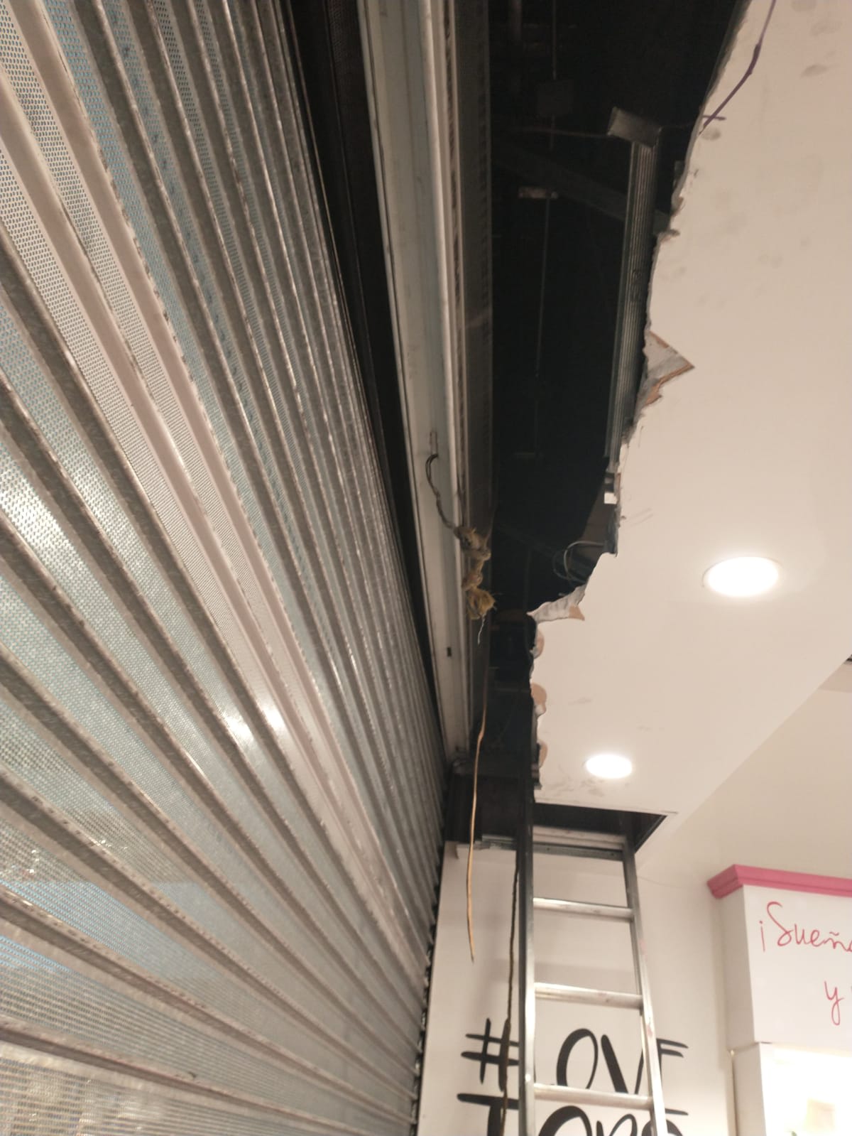 Trabajo 001 CDMX — cortina metálica