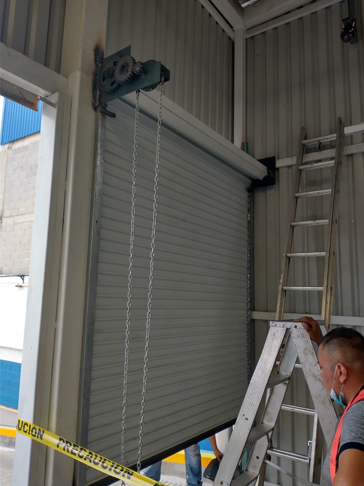 Trabajo 009 CDMX — cortina metálica